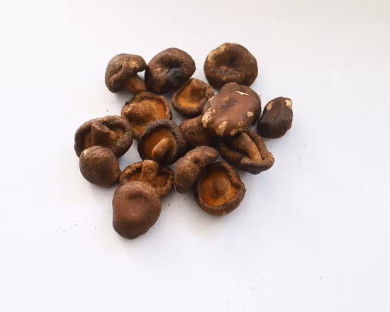 Chips de setas shiitake fritos al vacío para bocadillos vegetales secos a baja temperatura